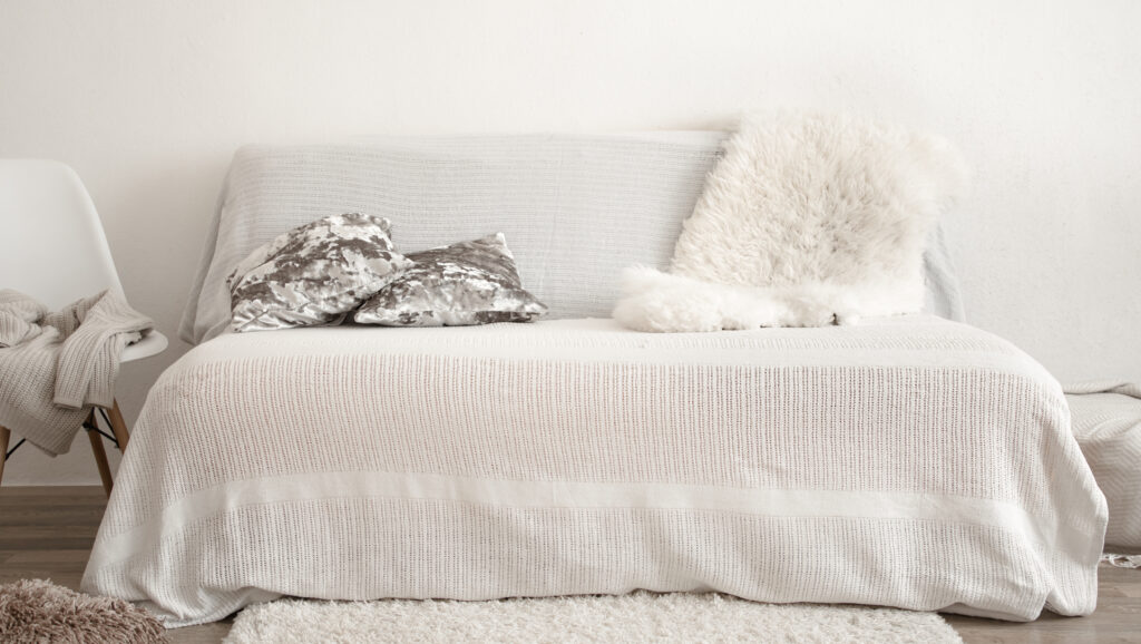 Gam màu trung tính – be, xám nhạt, kem – giúp thảm trở nên hài hòa và nhẹ nhàng cho phòng ngủ tối giản.