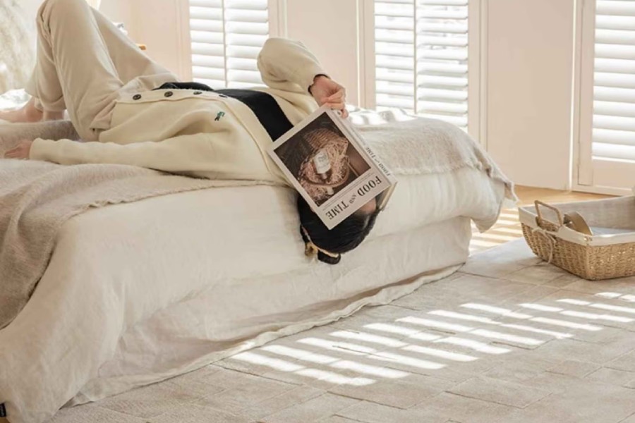 Với sự kết hợp giữa các mảnh màu nhạt trung tính, thảm puzzle cho phòng ngủ tạo hiệu ứng nhẹ nhàng