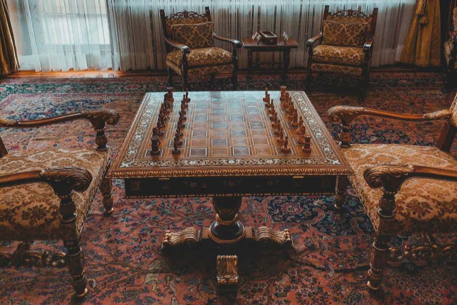 Cách trải thảm để toàn bộ chân đồ nội thất nằm trên thảm