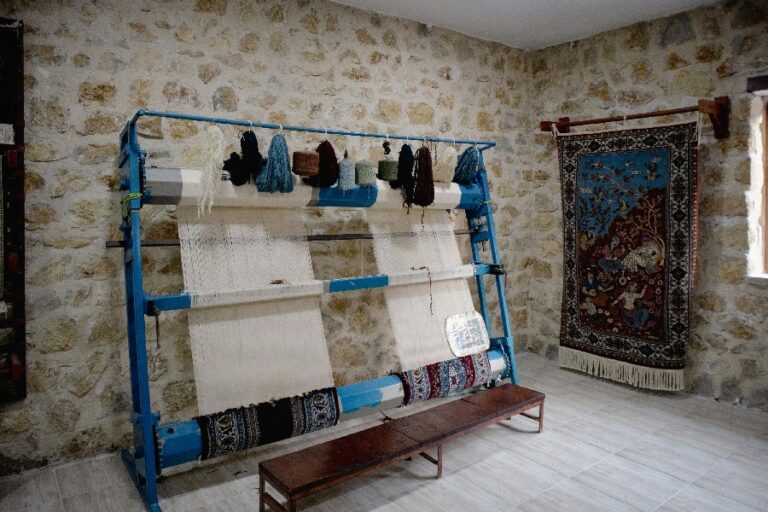 7 Cách treo thảm tường biến không gian thành tác phẩm nghệ thuật đẳng cấp