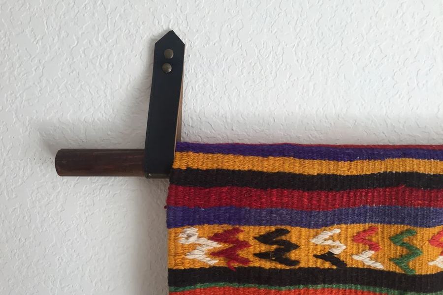 Cách treo thảm treo tường sử dụng dây thừng hoặc dây da.