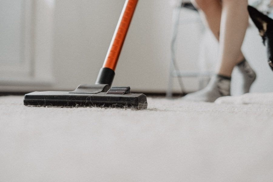 Vệ sinh thảm trải sàn đúng cách.