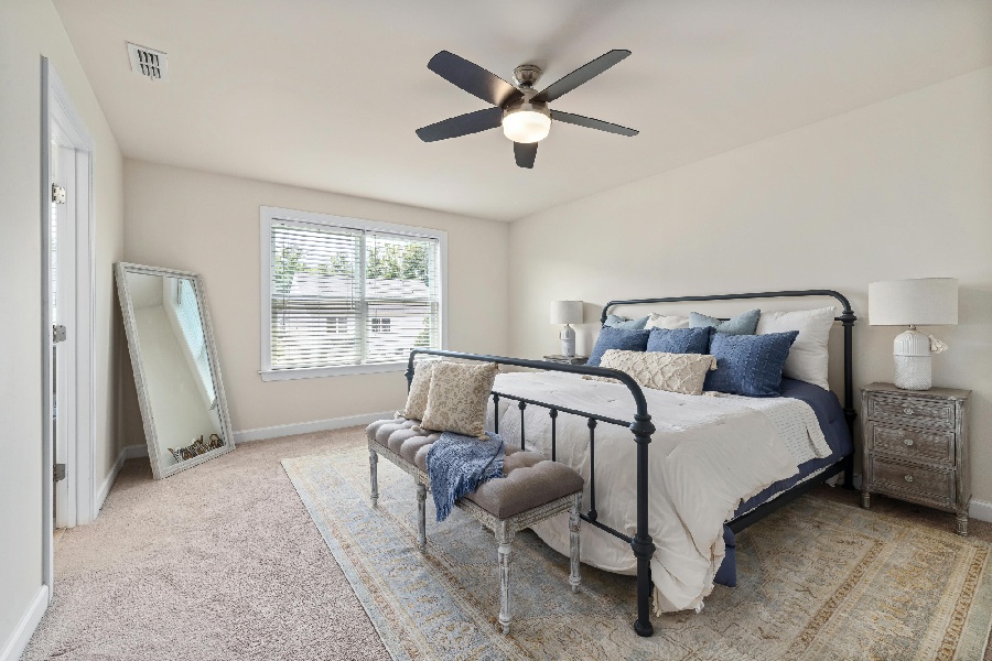 Chọn kích thước thảm phòng ngủ sao cho khi bạn bước xuống, chân đặt trên thảm