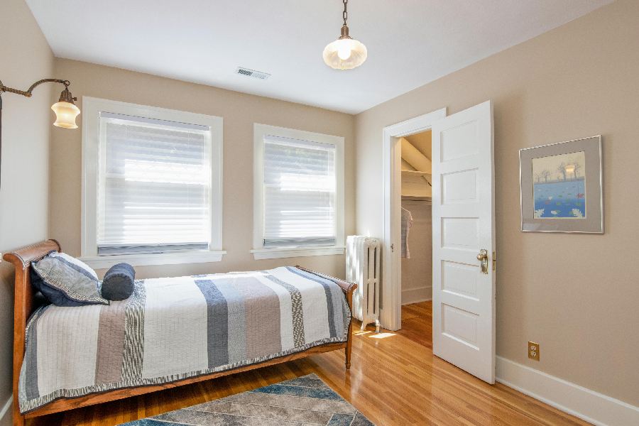 Hình dạng, chất liệu, màu sắc và vị trí là các yếu tố thẩm mỹ quan trong đi kèm kích thước thảm phòng ngủ