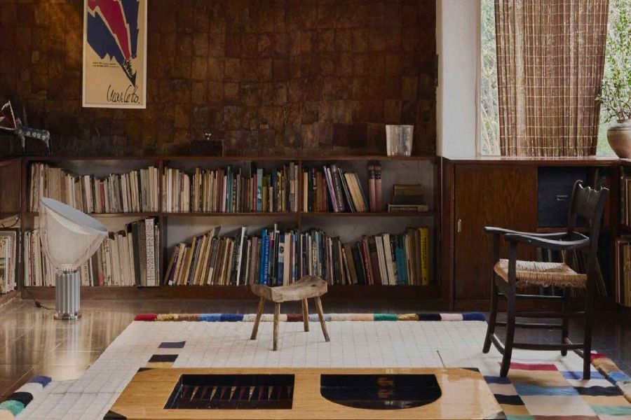 Thảm len dệt tay Raag lấy cảm hứng từ hệ thống nhạc cổ điển thể hiện qua thiết kế hình học cân đối.