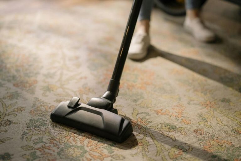 Thảm trải sàn có giặt được không? Cách vệ sinh thảm an toàn và giữ form bền đẹp