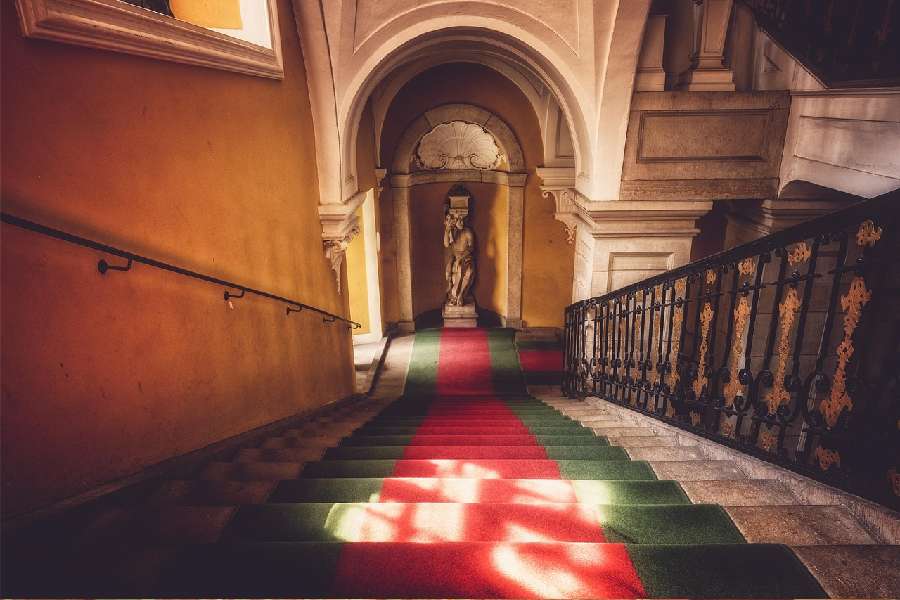 Có hai hình thức trải chính trải thảm cầu thang