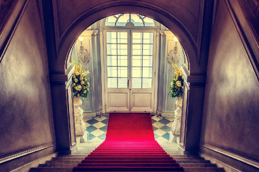 Có nên trải thảm cầu thang