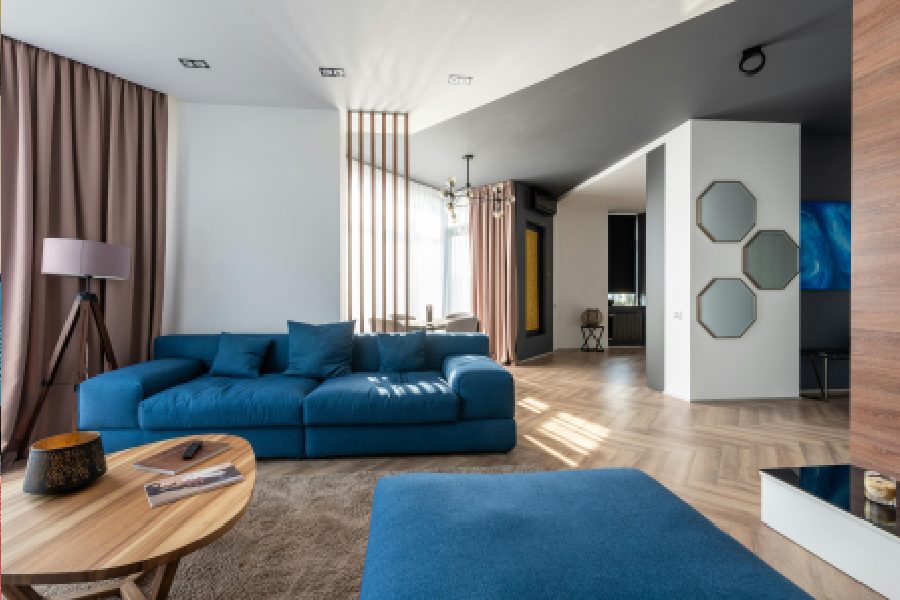 bạn yêu thích sàn gỗ nhưng vẫn băn khoăn có nên trải thảm phòng khách