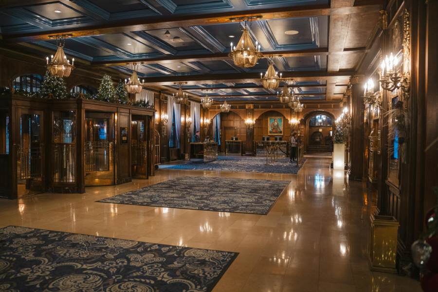 Màu trầm thảm sảnh khách sạn kết hợp ánh sáng ấm
