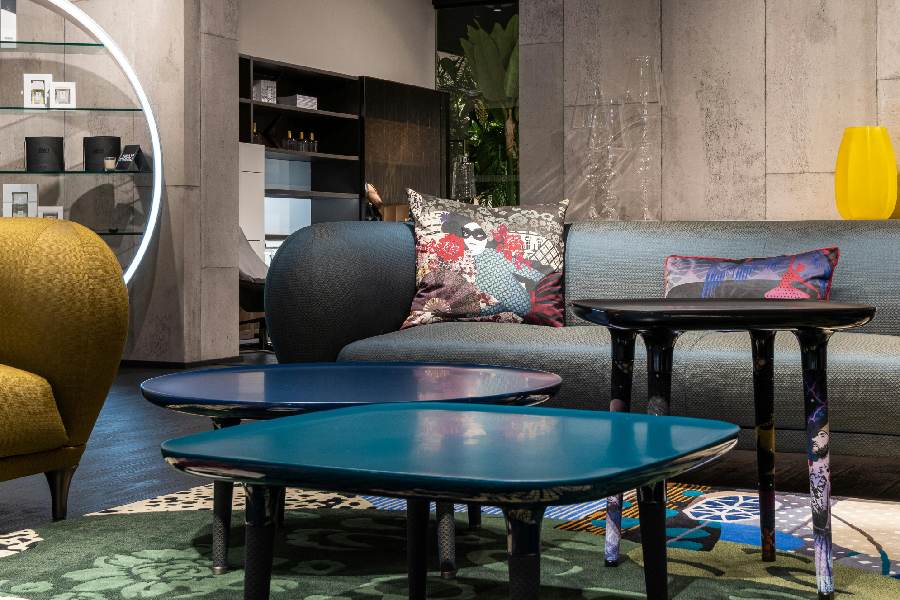 kết hợp thảm tròn phòng khách với các thảm khác (hình chữ nhật hoặc oval) để tạo lớp họa tiết và tăng chiều sâu cho không gian