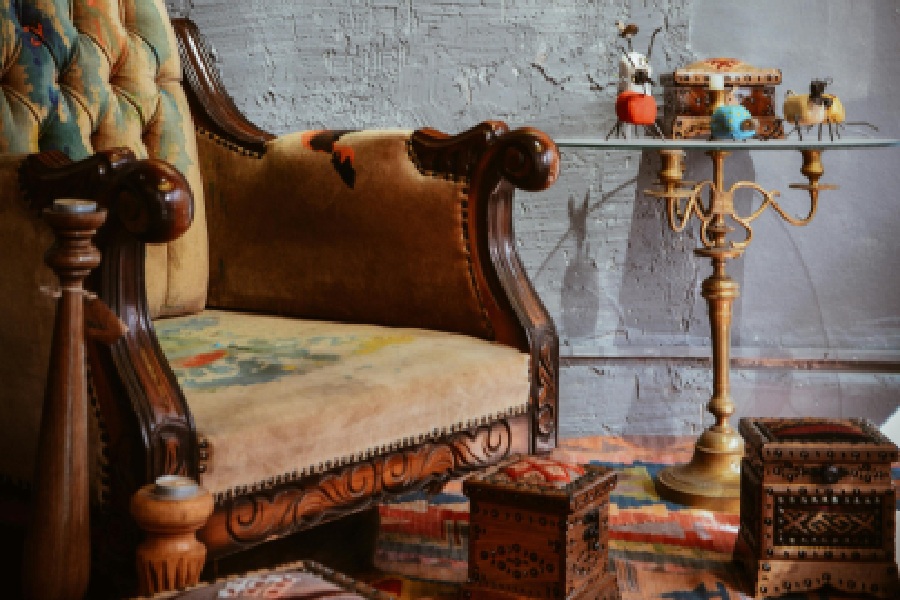 Thảm trải sàn cho bàn ghế gỗ chạm khắc hoạ tiết cổ điển