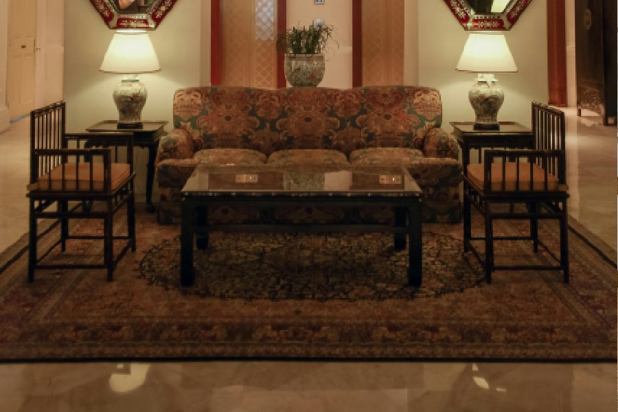 Vì sao nên dùng thảm trải phòng khách bàn ghế gỗ