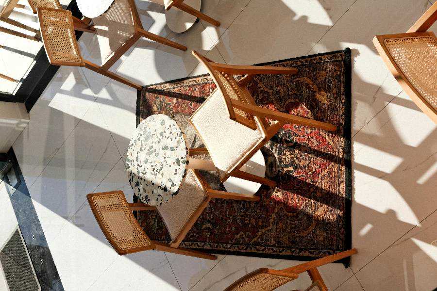 Thảm trải phòng khách ghế gỗ bàn hình tròn