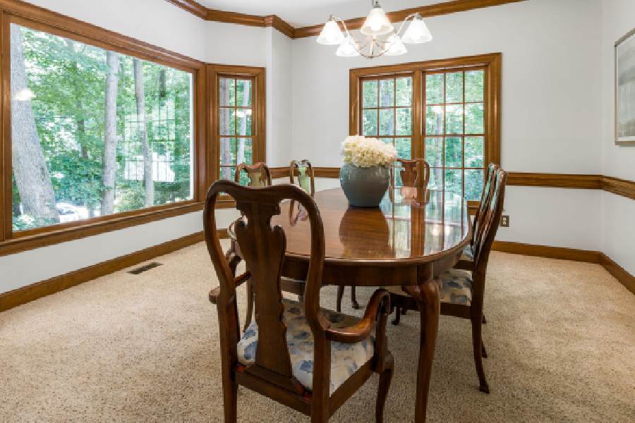 Thảm trải phòng khách bàn ghế gỗ 