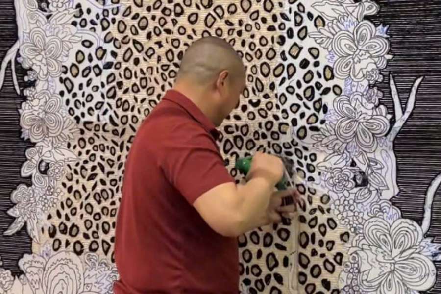 Thảm Handtufted là gì? - Để sản xuất thảm, nghệ nhân sẽ sử dụng súng tufting dệt thảm