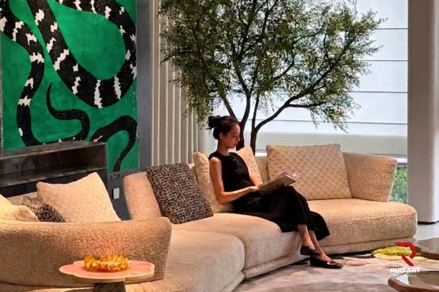 Thảm treo tường trang trí phía sau sofa thay cho tranh lớn