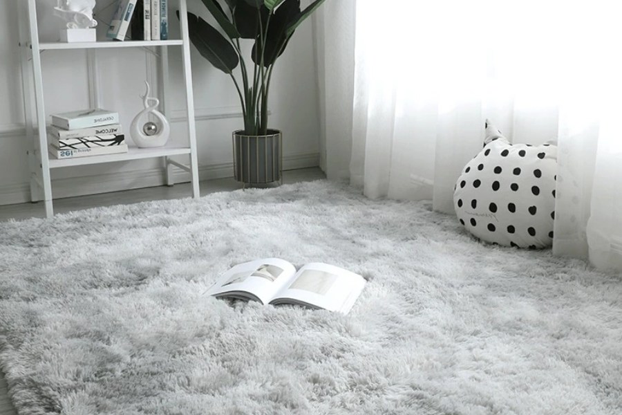 Các sắc độ và chất liệu thảm màu xám