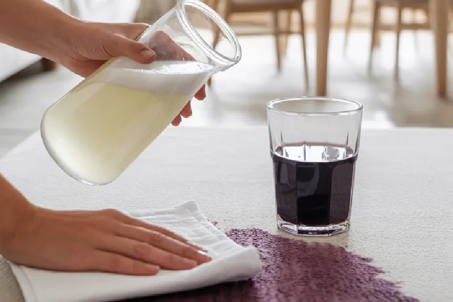 Cách loại bỏ vết rượu vang trên thảm trải sàn 10